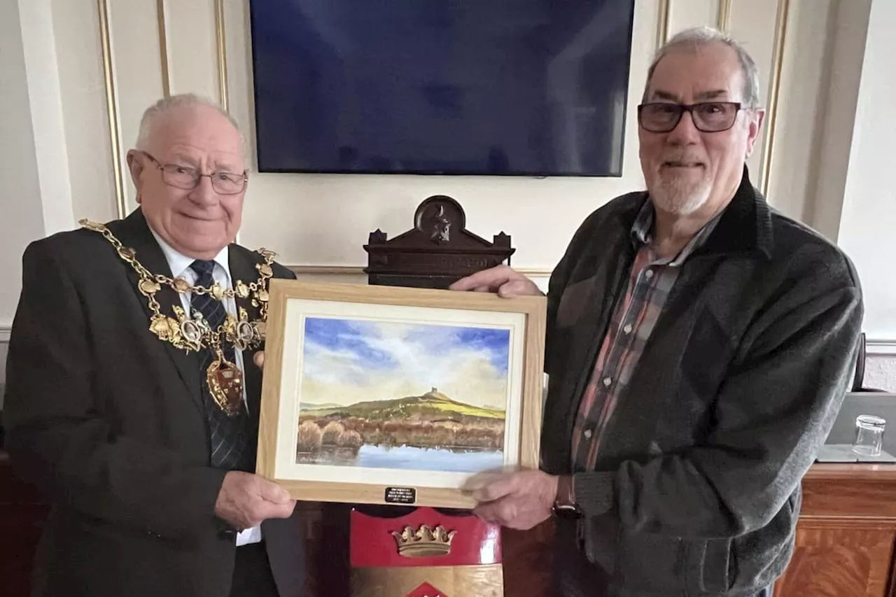 Lodge Artists member delights Mayor with his painting of Rivington Pike