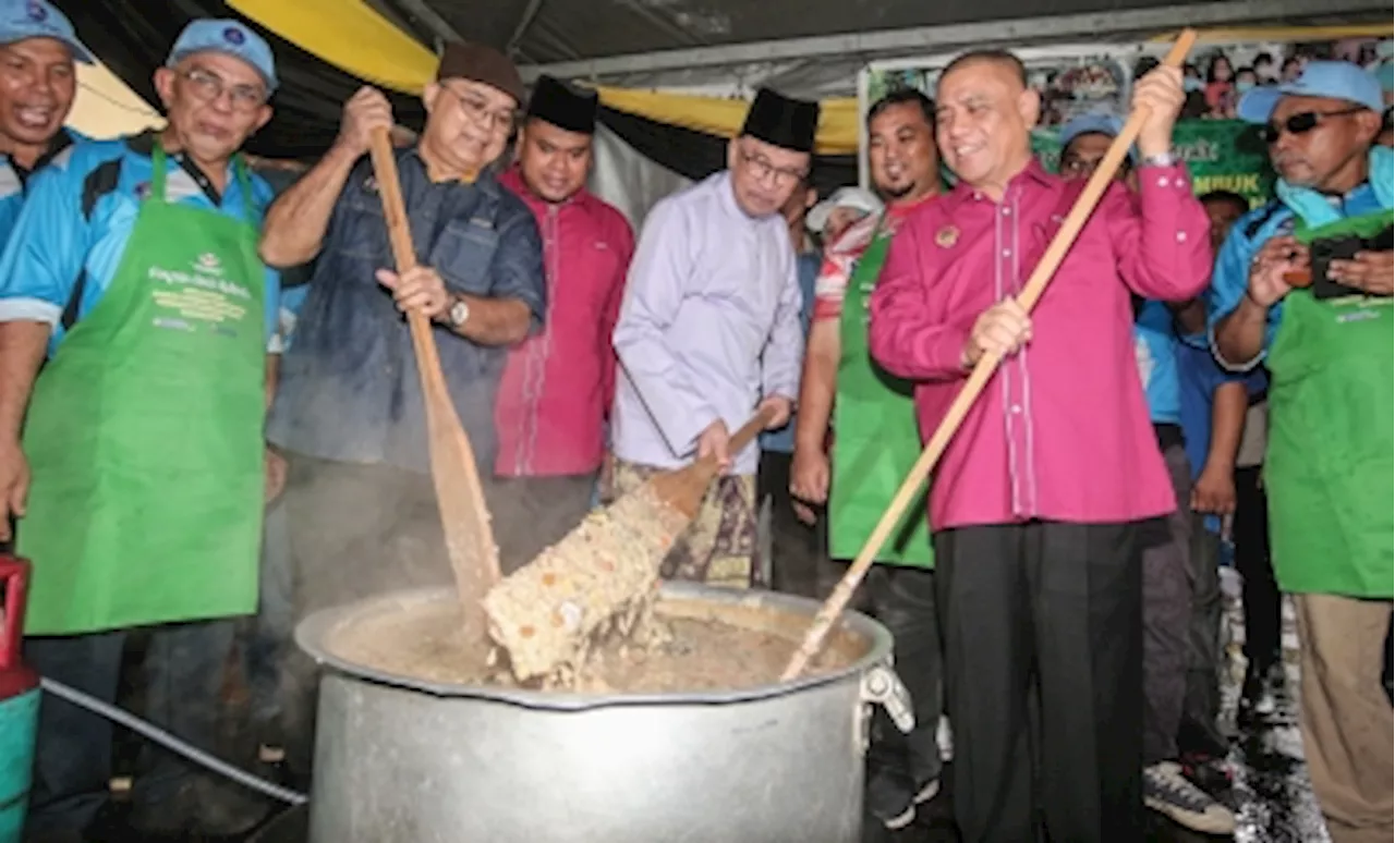 PM Anwar officiates Gerak Rahmah programme in Perak, 10,000 ‘bubur lambuk’ packs distributed