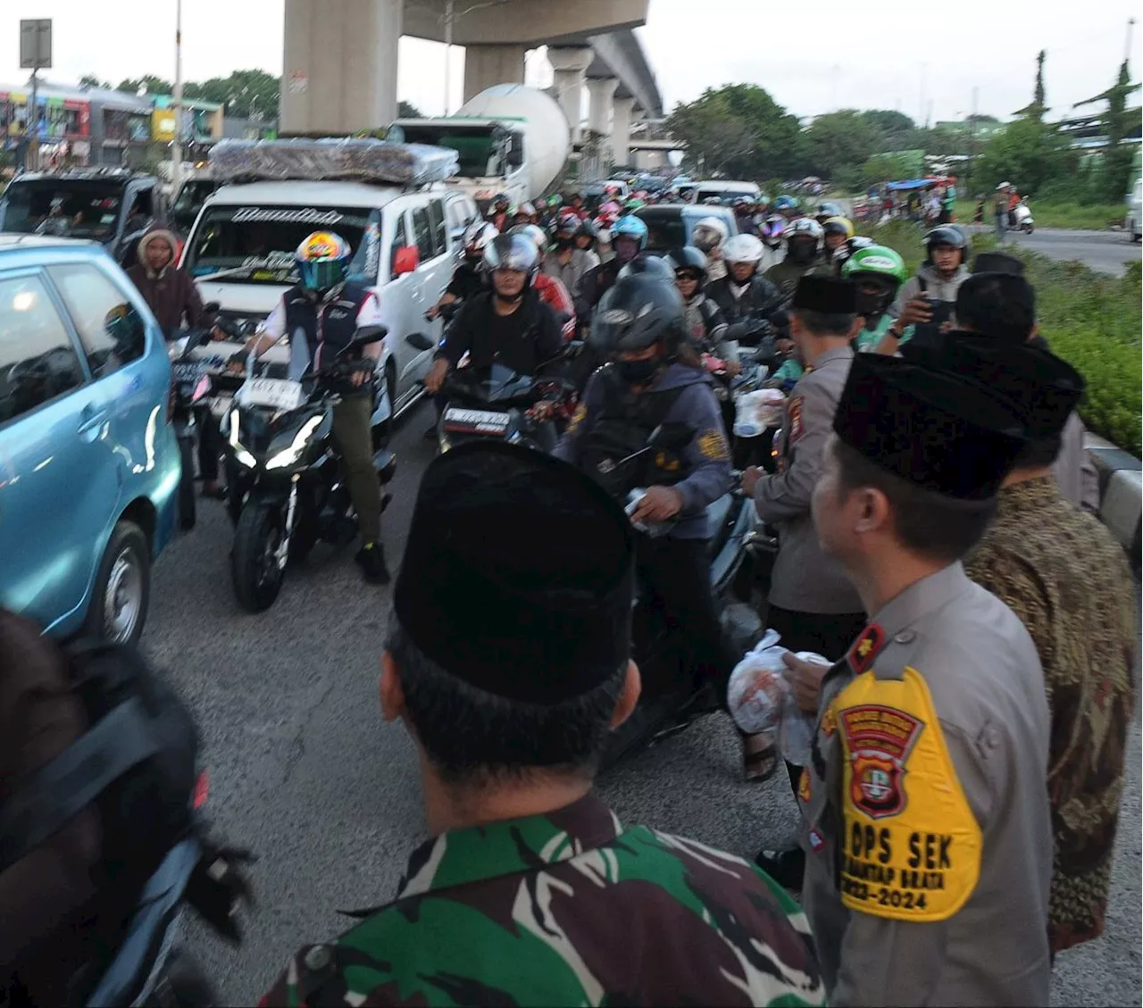 FOTO: Kekompakan Prajurit TNI dan Polisi Bagikan Ratusan Takjil Gratis di Cakung