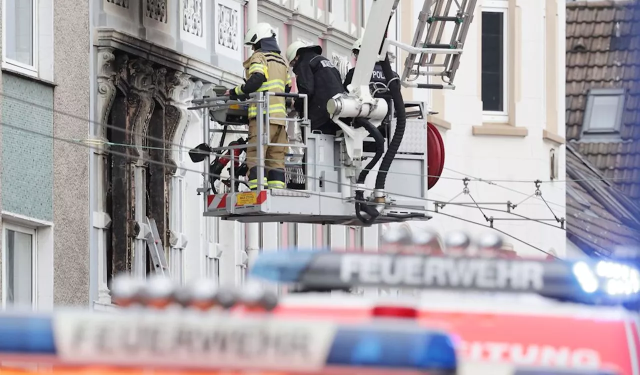 Flammeninferno in Altbau: Drei Tote, ein Kleinkind noch vermisst