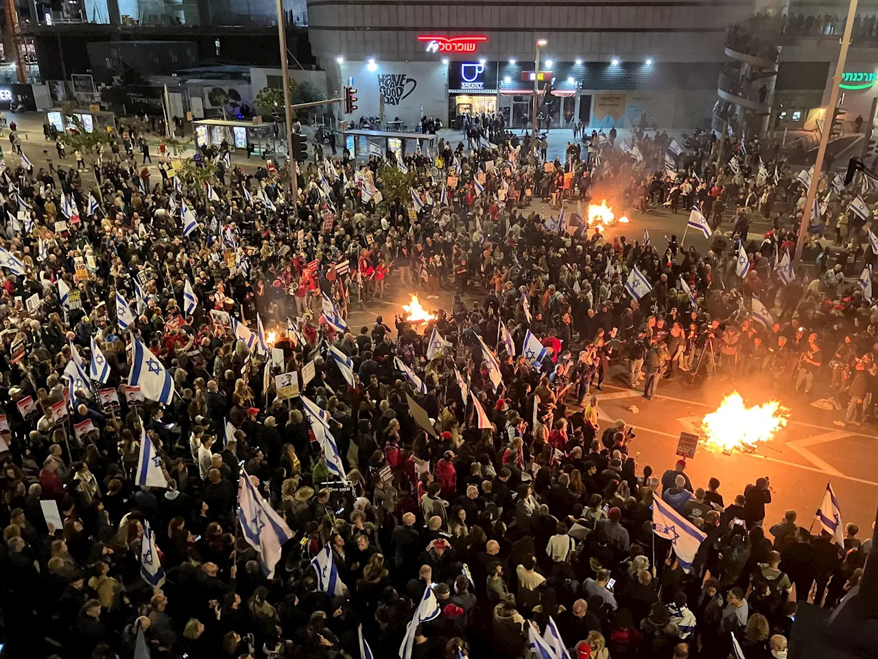 Proteste in Israel - Angehörige und Unterstützer der israelischen Geiseln protestieren in Tel Aviv