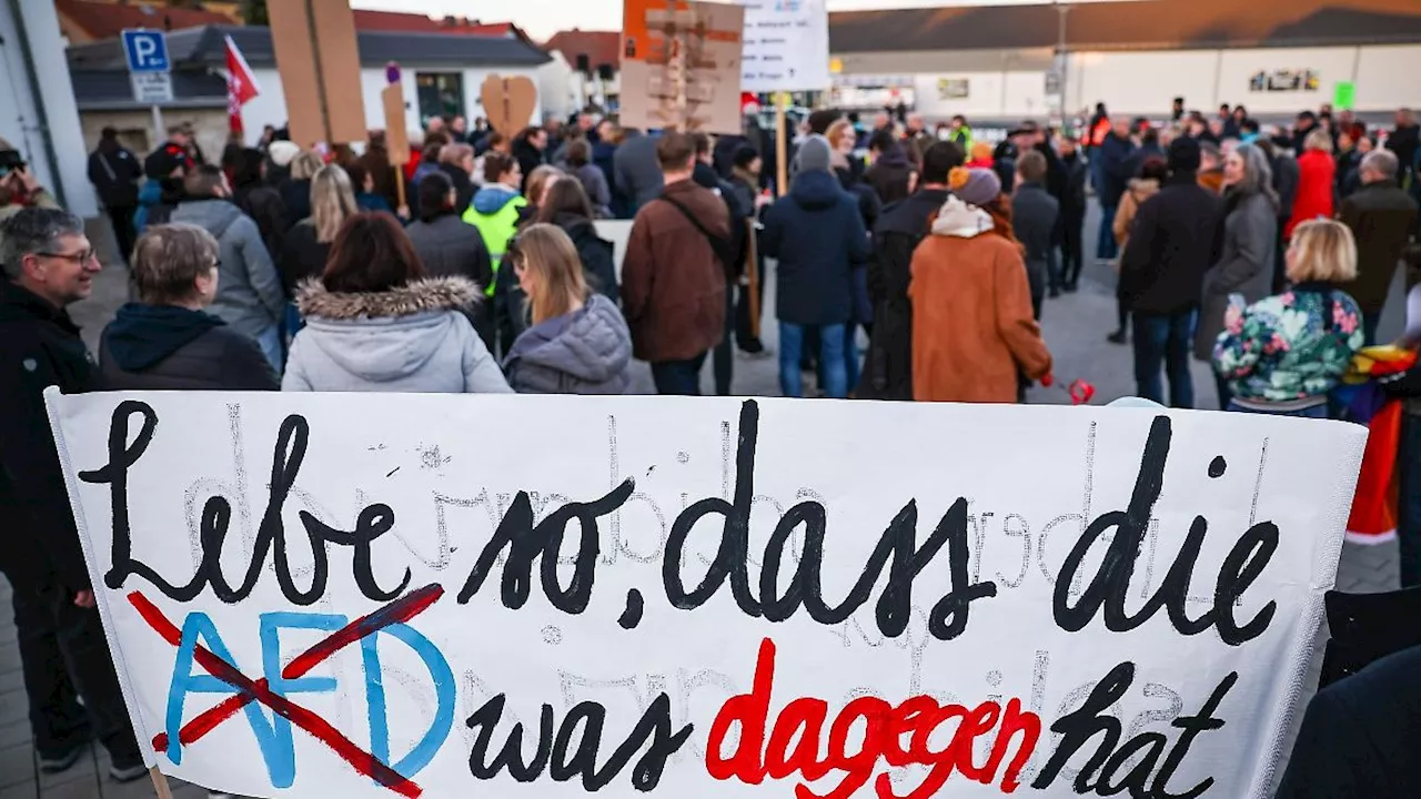 Sachsen-Anhalt: Demo in Bad Bibra: 250 Menschen zeigen Flagge gegen die AfD