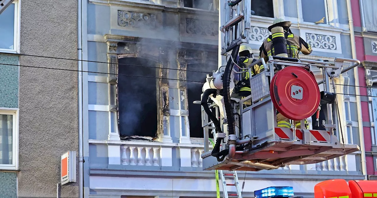 Drei Tote bei Brand in Solingen – Person springt auf Flucht vor Flammen aus Fenster