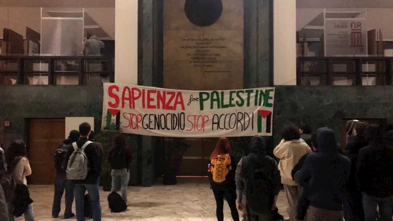 Gli studenti occupano il Rettorato della Sapienza: "Basta complicità con Israele"