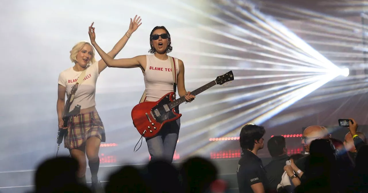 Nelly Furtado kicks off Juno Awards with a surprise appearance