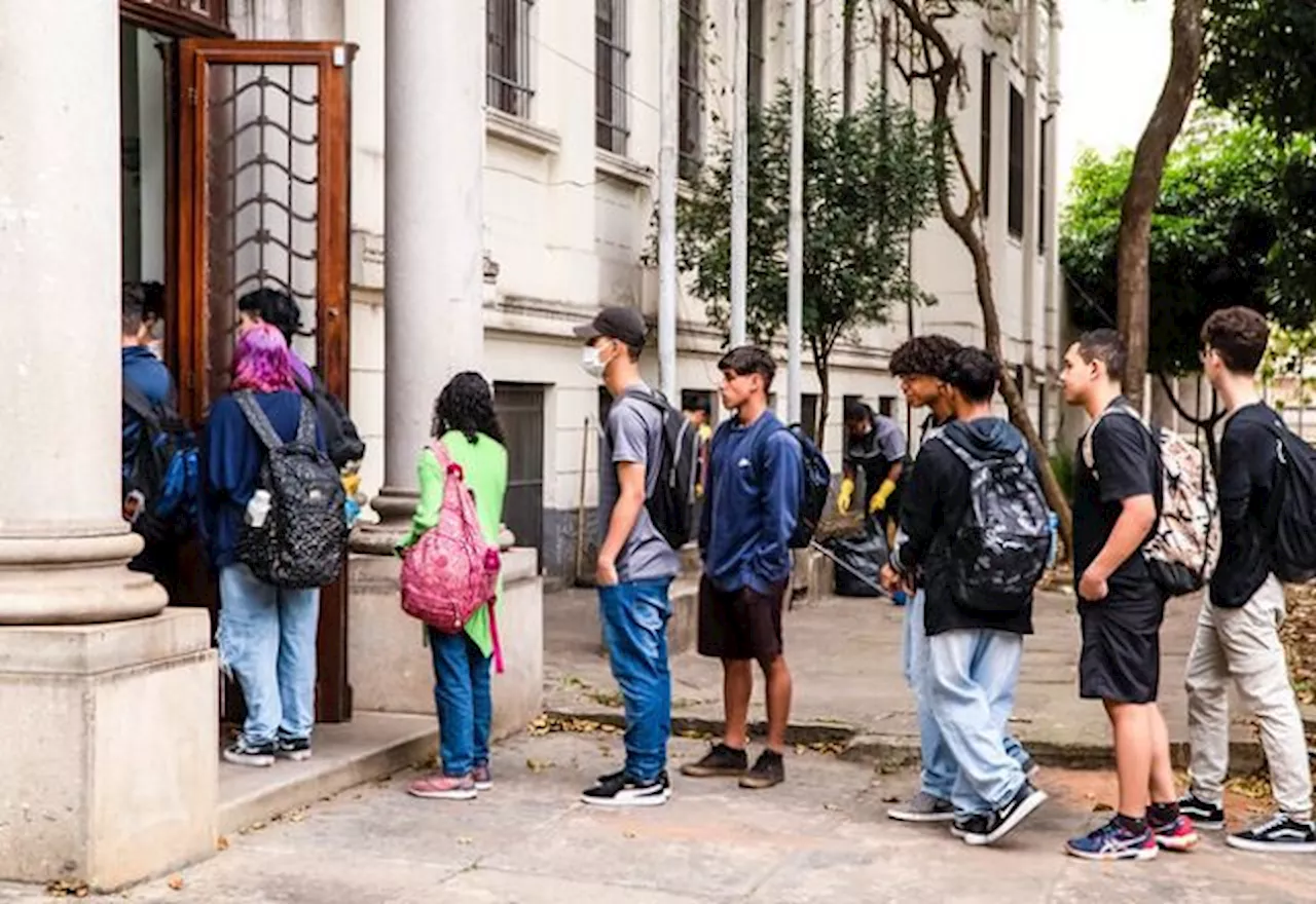 Estudantes começam a receber primeira parcela do Programa Pé-de-Meia nesta semana