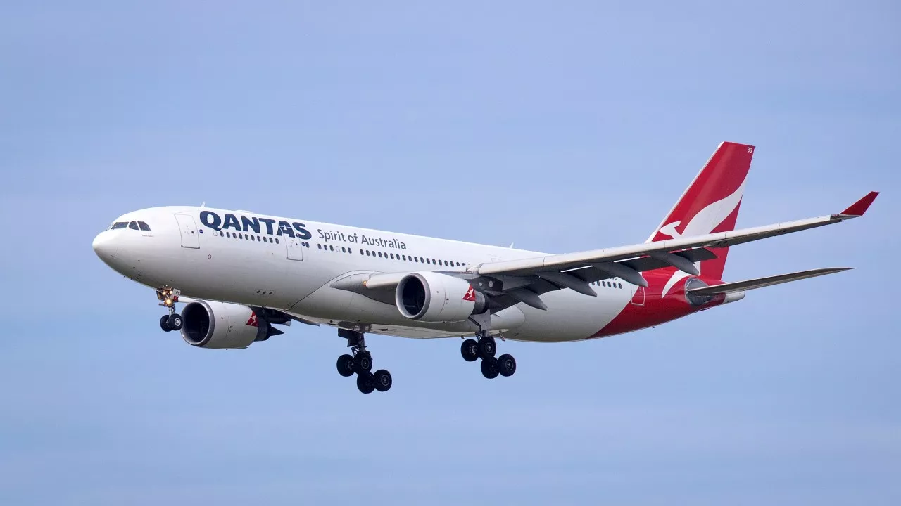 Passengers heard loud bang before Qantas engine shut down mid-flight