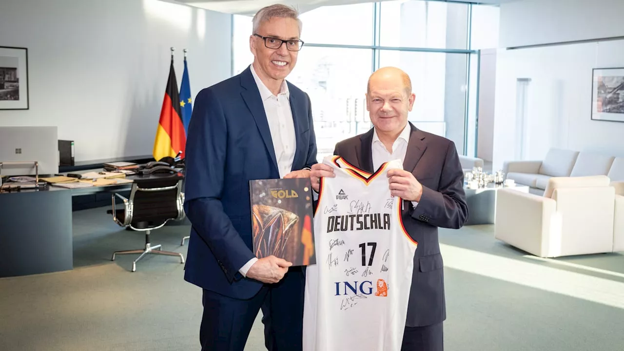 Bundeskanzler Olaf Scholz hat jetzt ein Trikot von Dennis Schröder