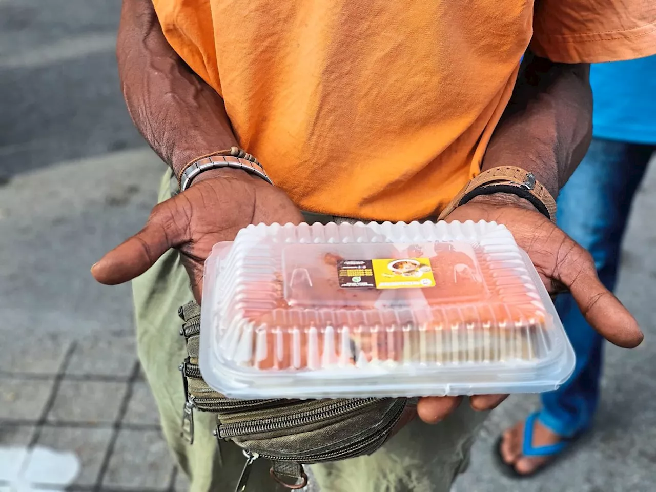 Kuantan restaurateur gives out over 200 food packs to the poor during Ramadan