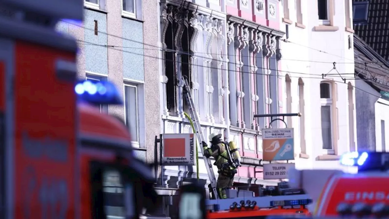 Feuerwehreinsatz: Drei Tote, ein vermisstes Kleinkind nach Großbrand