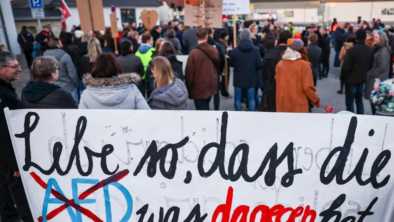 Zivilgesellschaft: Demo in Bad Bibra: 250 Menschen zeigen Flagge gegen die AfD