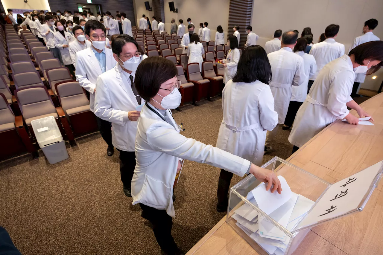 South Korean Senior Doctors to Resign in Support of Ongoing Strike by Junior Doctors