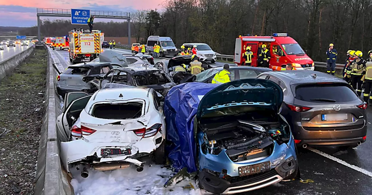 Massenkarambolage mit 40 Fahrzeugen in Bayern: Zweijährige unter den Toten