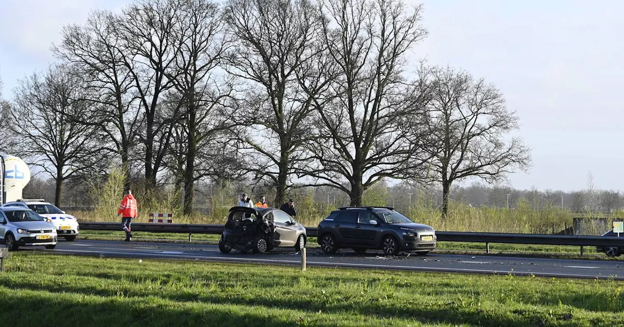 Aanrijding tussen drie auto's op de N36 bij Vriezenveen, één persoon naar het ziekenhuis