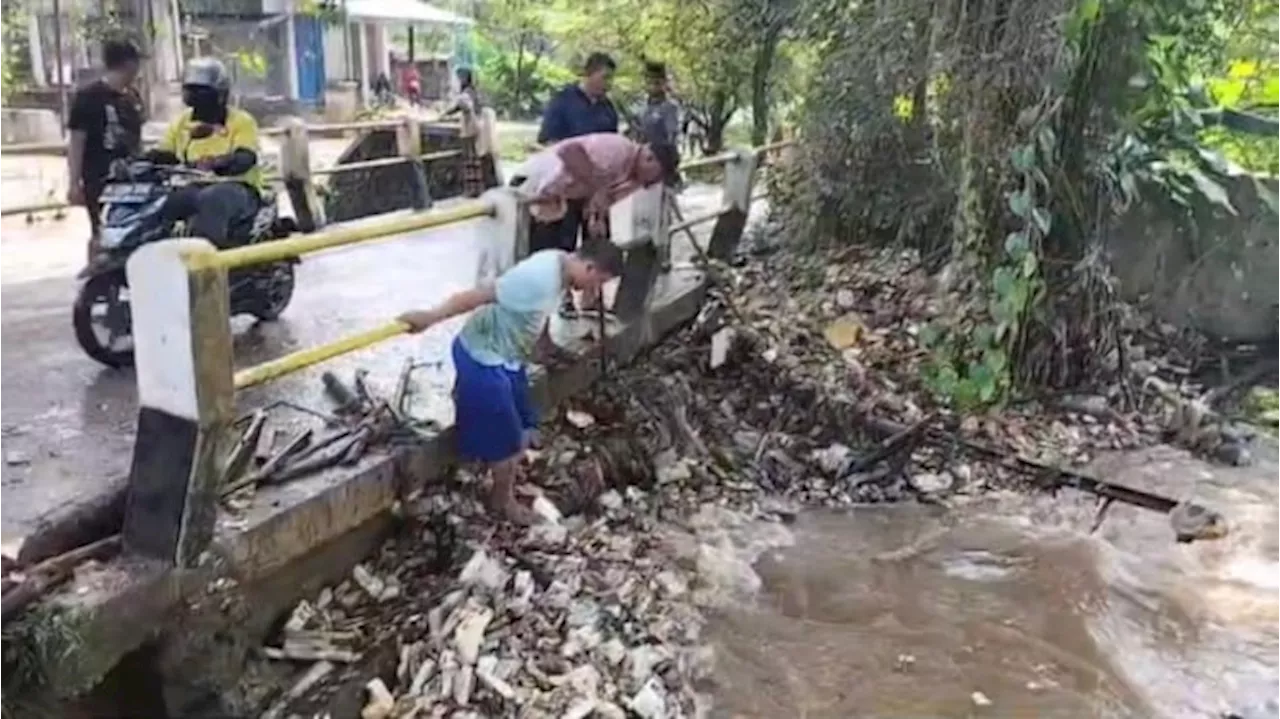 Akibat Banjir, Sampah TPA Cipayung Diduga Longsor ke Kali