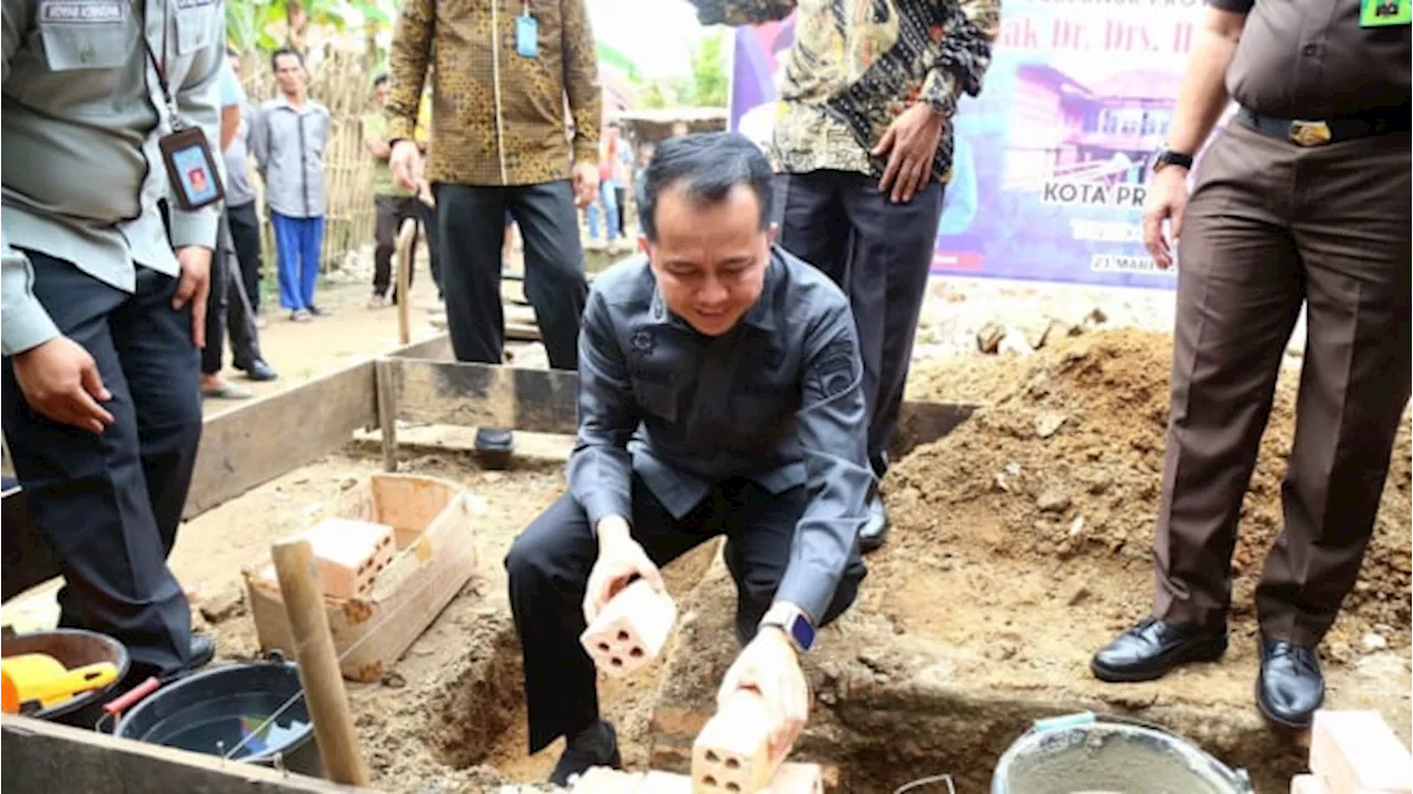 Letakan Batu Pertama Pembangunan Bedah Rumah, Pj Gubernur Sumsel Ungkap Upaya Turunkan Kemiskinan