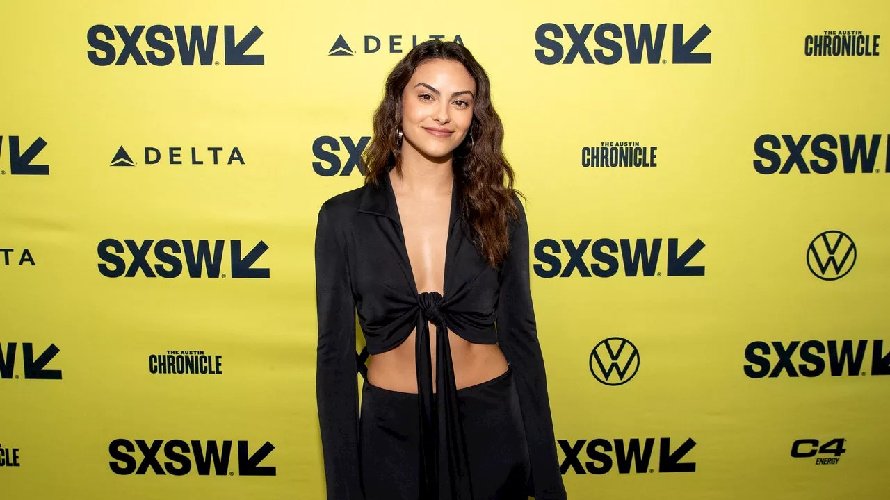 Camila Mendes da lecciones de seducción con una falda satinada y stilettos