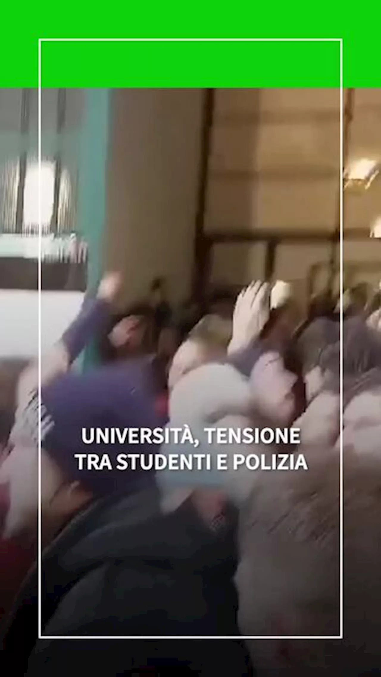 Roma, tensione tra studenti e forze di polizia alla Sapienza