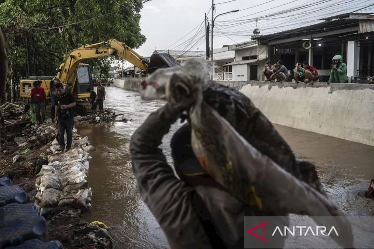 DKI kemarin, tanggul kali Hek jebol hingga DBD tertinggi di Jaksel