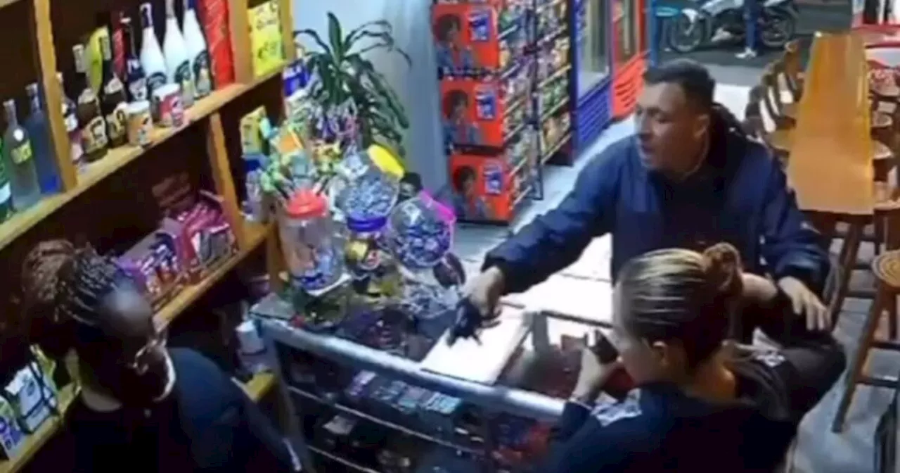 “Se me quedan quietecitas”: violento atraco a tienda en Bogotá quedó grabado en video