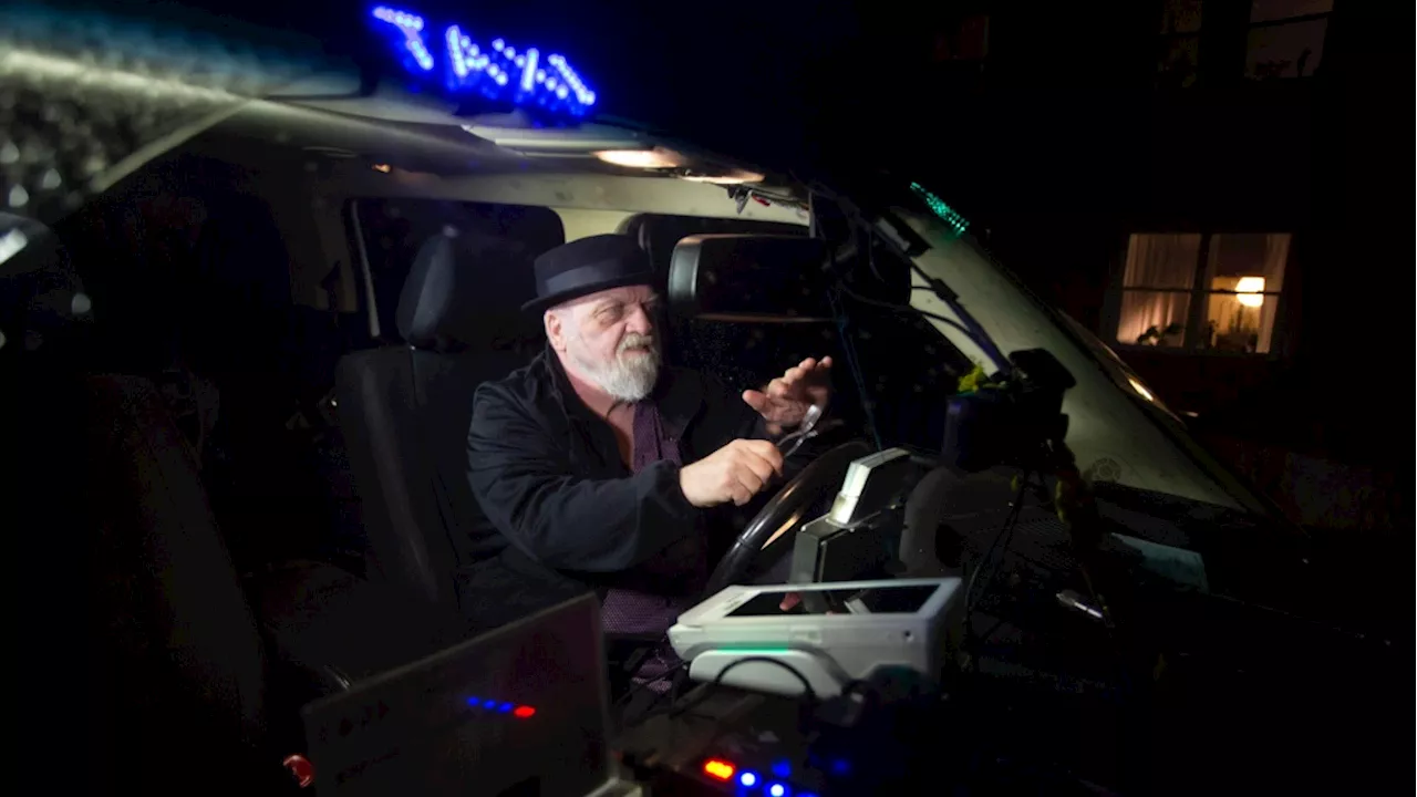 With help from Pitbull, Newfoundland cabbie shows spoons aren't just for folk music