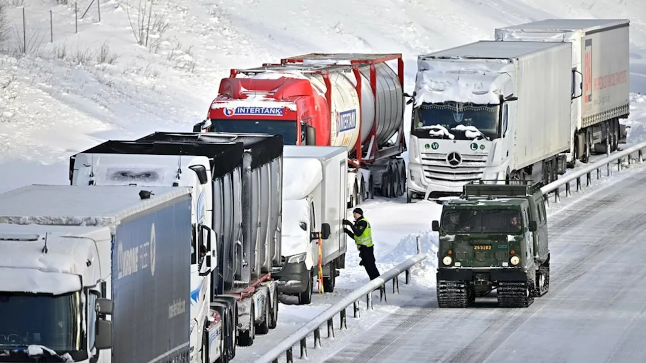 Hård kritik efter snökaoset på E22 – bilister satt fast i nära ett dygn