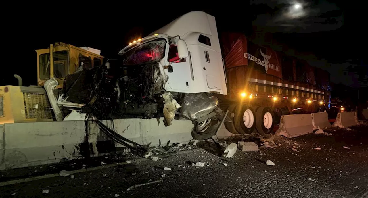 Tráiler se queda sin frenos y se lleva 8 vehículos antes de estrellarse