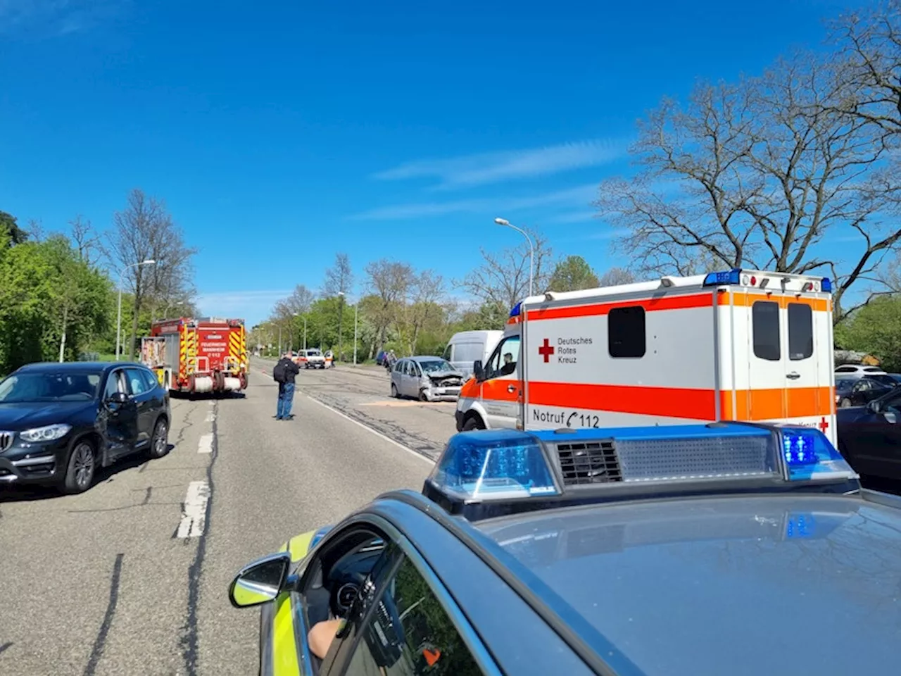 Schwerer Unfall in Köln, Fahrer aus Auto befreit