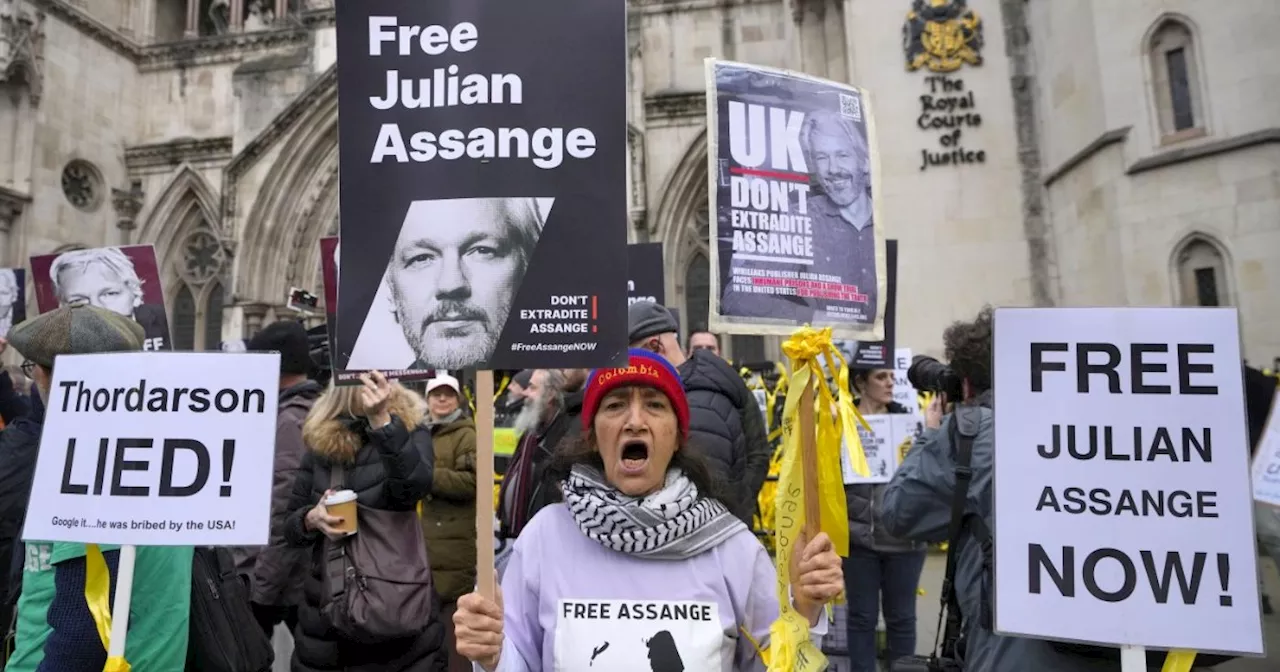 Julian Assange, prosegue la caccia: ma Londra si vergogna e fa una pausa