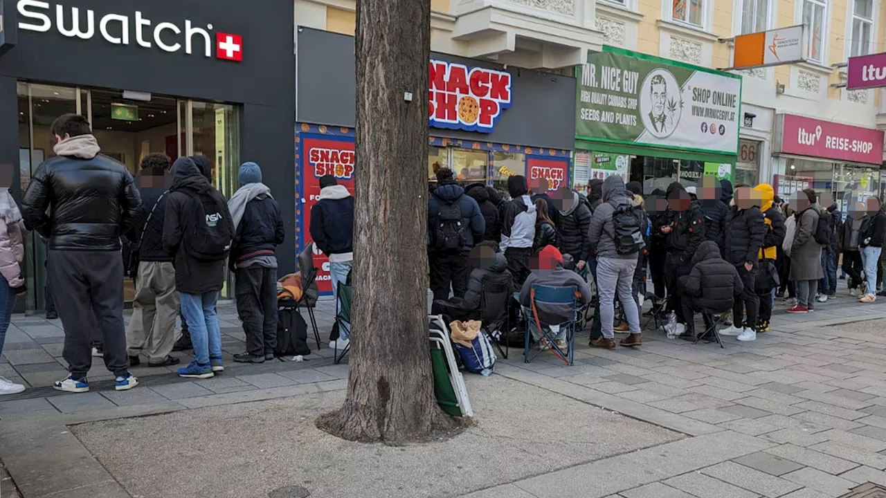 Geschäfte noch zu, aber: Riesige Schlange auf Mahü