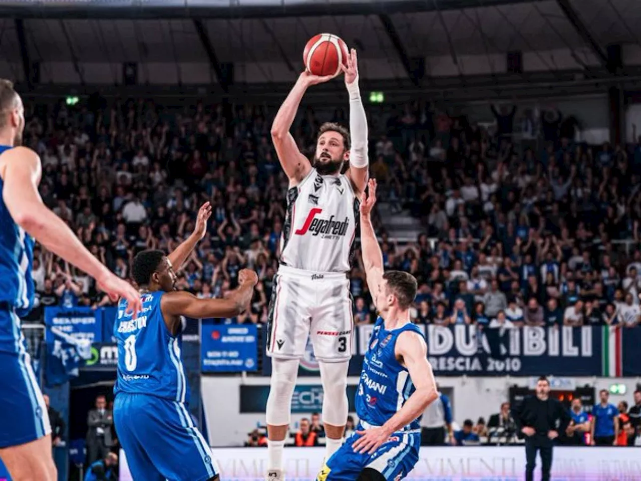 Basket, la Virtus Bologna espugna Brescia e vola in testa alla classifica