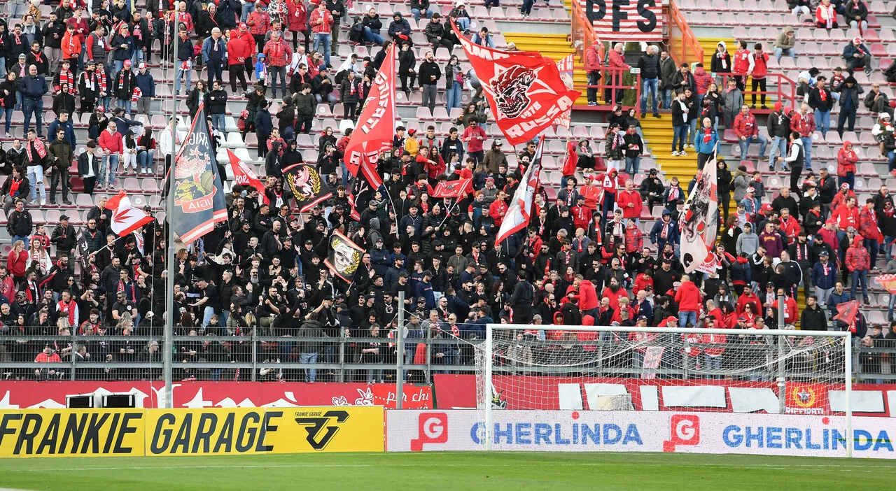 Dopo gli scontri al Curi, la Digos arresta 3 ultrà: altri 40 tifosi nel mirino