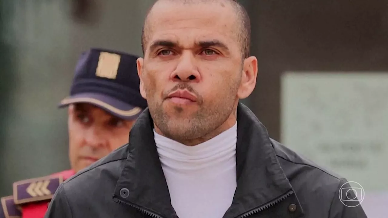 Condenado por estupro, Daniel Alves paga fiança e sai da cadeia na Espanha