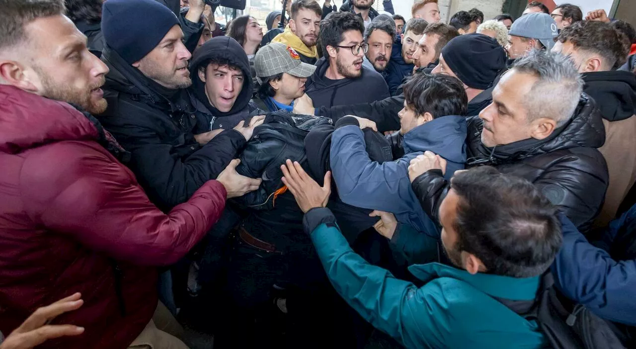 Studenti pro Palestina occupano la Sapienza, tensioni con la polizia: «Ci hanno malmenati ma resistiamo»