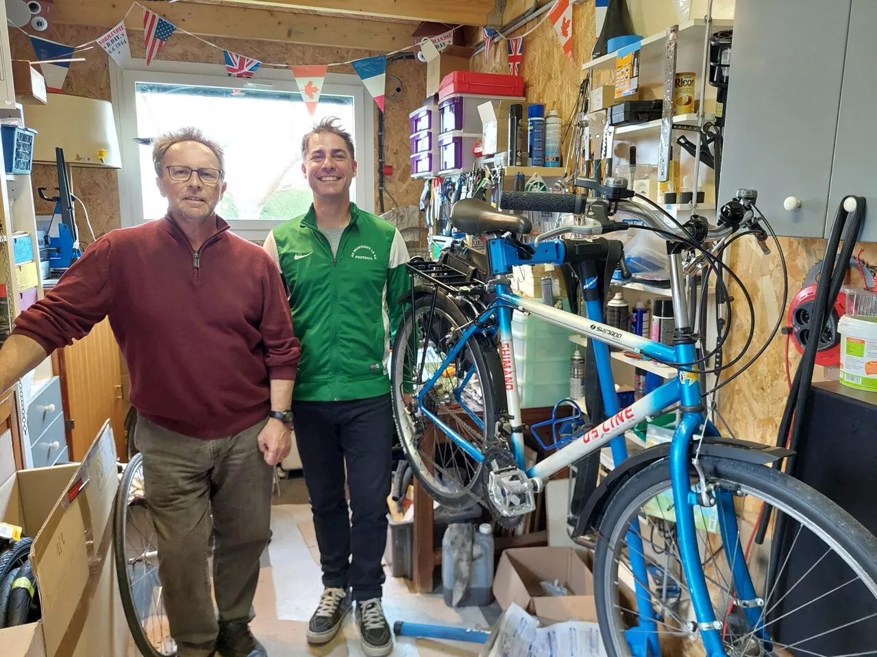 Réparation de vélos sur la Côte de Nacre : Hervé et Yann travaillent aussi en tandem