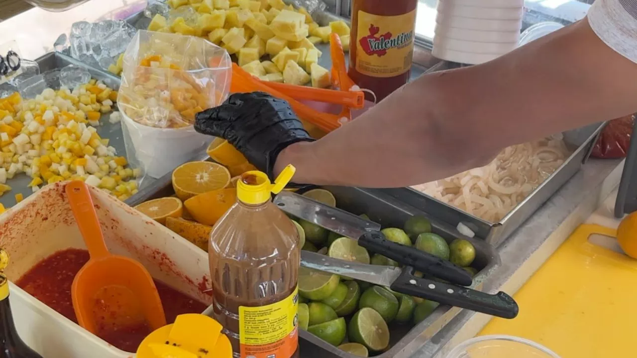 Cautiva refrescantes frutas con cueritos para combatir el calor de Guanajuato