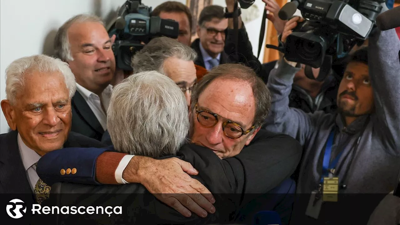 Melo e Portas emocionam-se no regresso da placa do CDS ao Parlamento