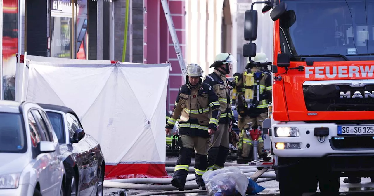 Brand in Solingen: Jetzt wurde Babyleiche geborgen​ - Feuerwehr im Großeinsatz