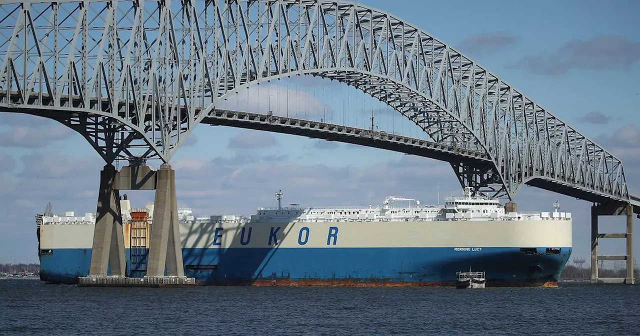 Nach Schiffskollision in Baltimore: Brücke stürzt ein - Autos fallen ins Wasser​