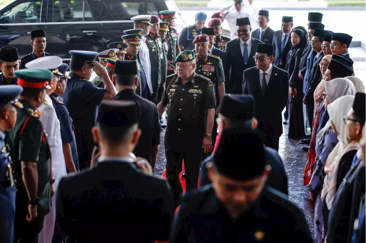 King embarks on official visit to Defence Ministry