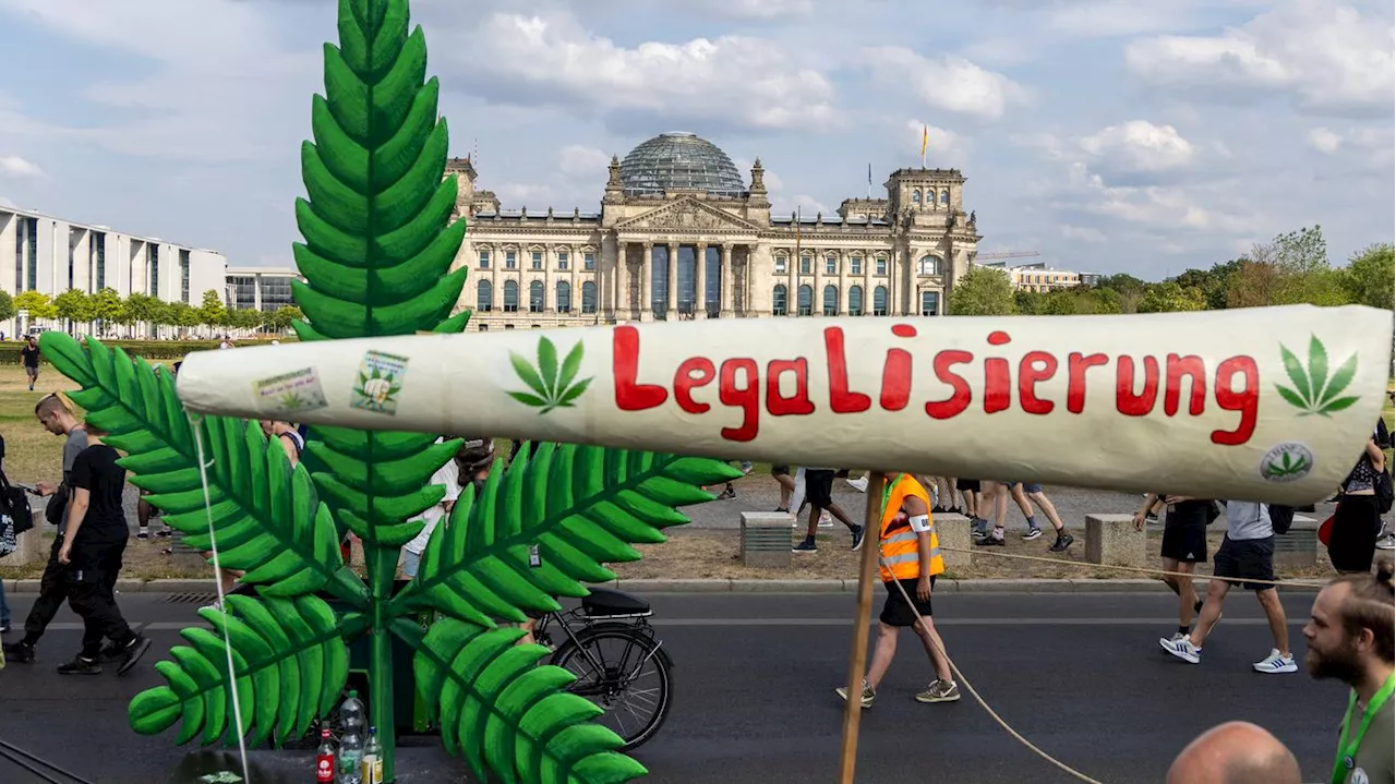 Kiffen in Biergärten?: Berliner Kneipen müssen Cannabis-Umgang selber regeln