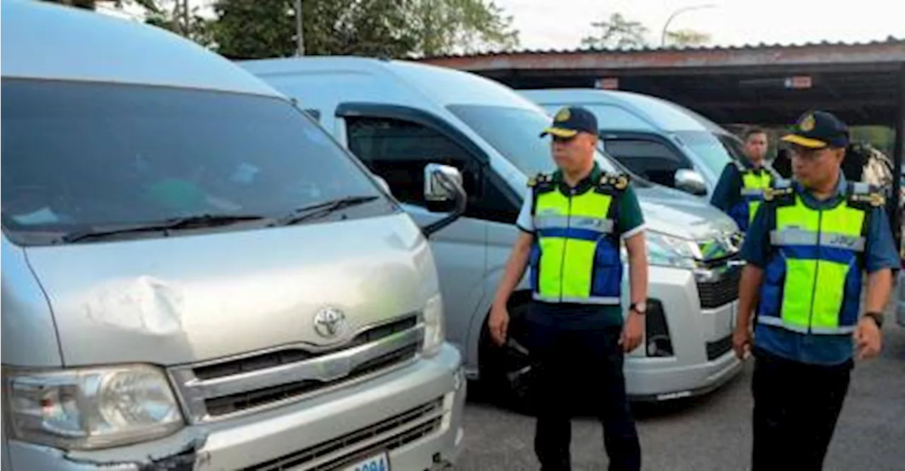 Kelantan JPJ impounds 15 vans illegally bringing in tourists from Thailand