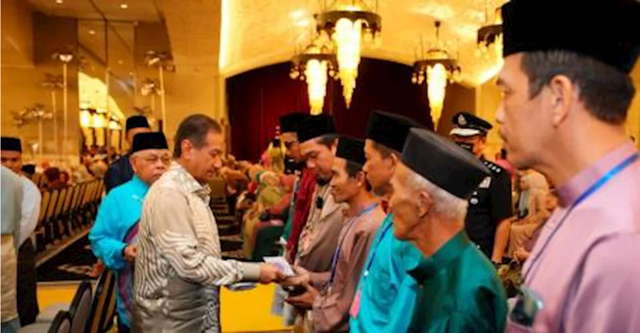 Terengganu Sultan, Sultanah present Aidilfitri donations to the poor, students