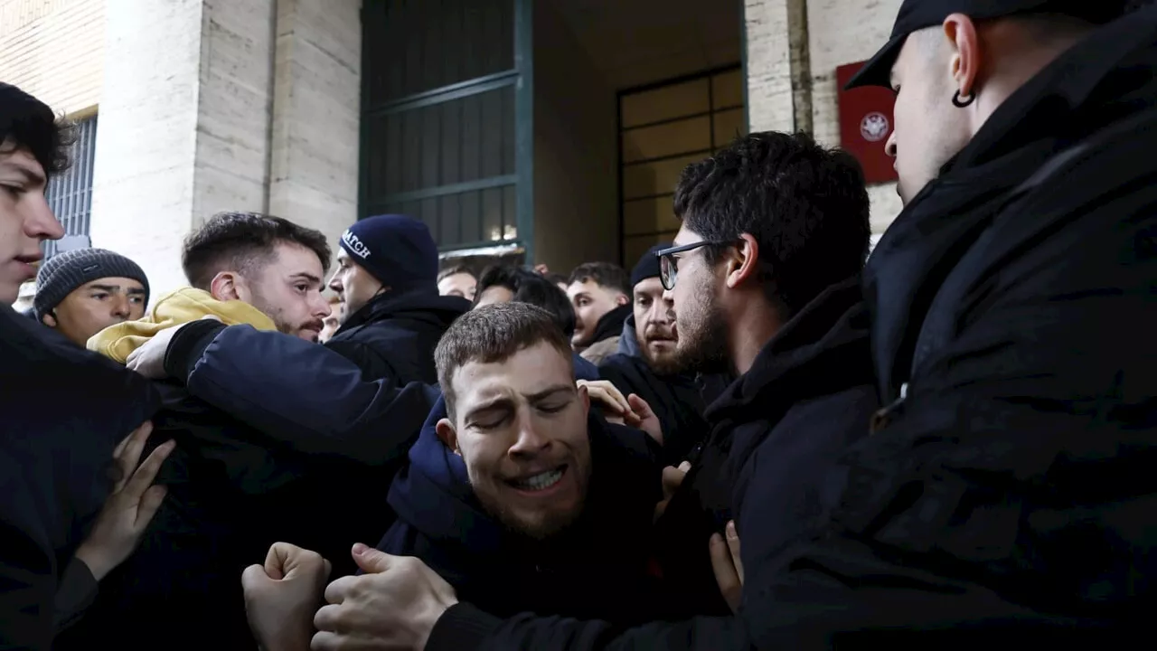 "Fuori Israele": e gli studenti occupano le università. Bernini: "Intollerabile"