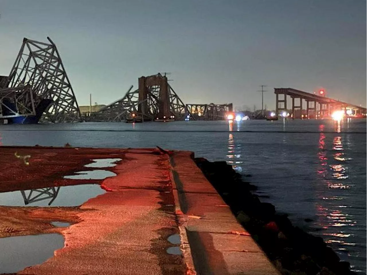 Schiff rammt Brücke in Baltimore: Mehr als 20 Menschen vermisst - Stromausfall vor Kollision?