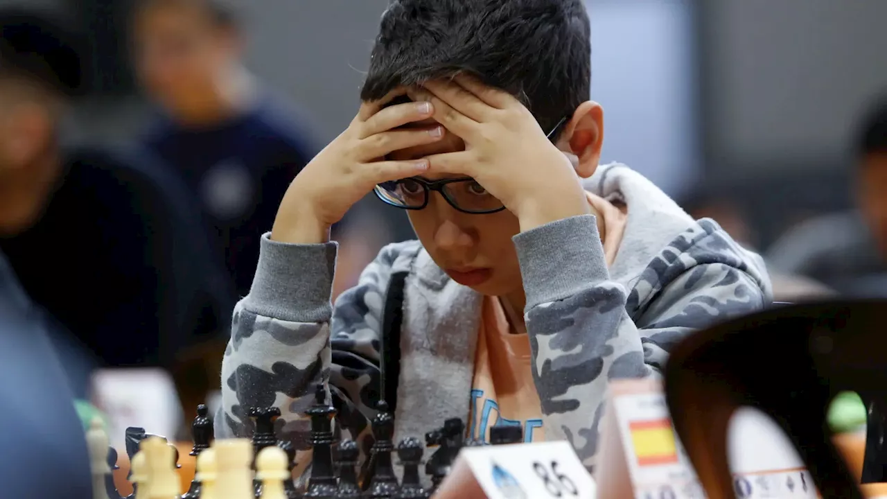 Quién es Faustino Oro, el argentino de diez años, apodado el 'Messi del ajedrez', que venció al gran maestro Magnus Carlsen