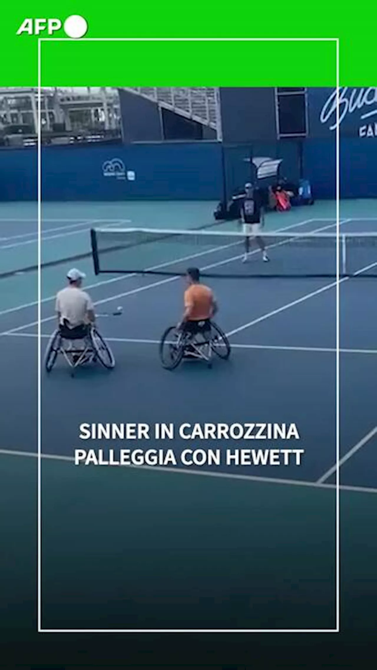 Sinner palleggia con Alfie Hewett, campione di wheelchair tennis