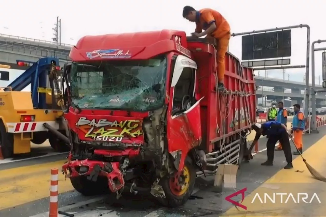 Truk engkel diduga penyebab kecelakaan beruntun di gerbang Tol Halim