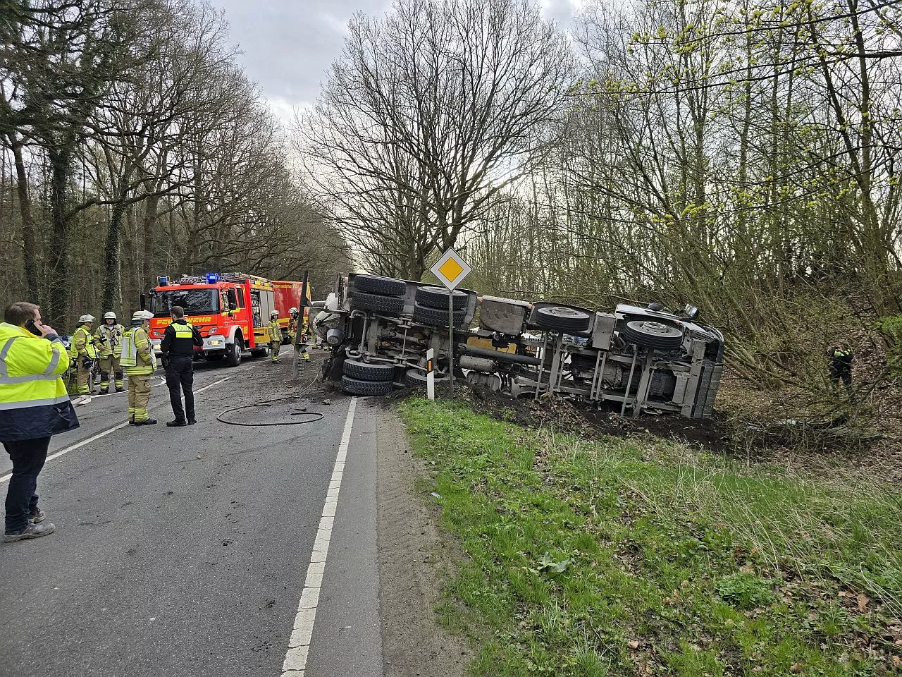 Schwerer Verkehrsunfall auf Bundesstraße 73 in Stade - Straße voll gesperrt