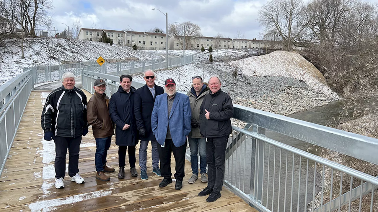 New pedestrian bridge built at Erie Park in Oshawa - Daily Commercial News